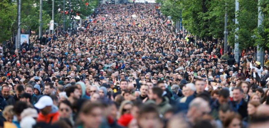 Novi prosvjed u Beogradu, pravi se prsten oko Vlade Srbije