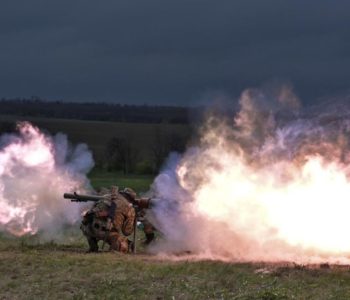 Rusi objavili snimku žestoke borbe, nekoliko ukrajinskih oklopnih vozila u plamenu