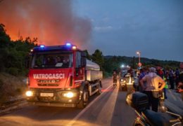ŽUPA DUBROVAČKA: Vatrogasci se cijelu noć borili s vatrom, odjekivale mine, jutros je situacija povoljnija