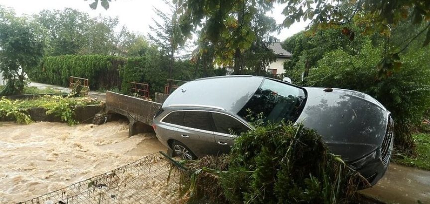 Vrhunac poplava u Sloveniji još nije prošao, brojne intervencije tijekom noći, neka mjesta odsječena