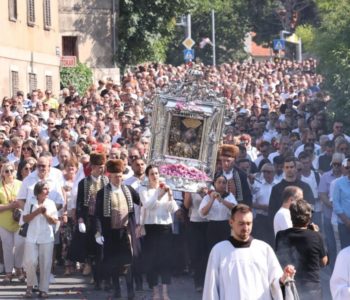 SINJ: Stigli deseci tisuća vjernika iz svih krajeva Hrvatske i inozemstva