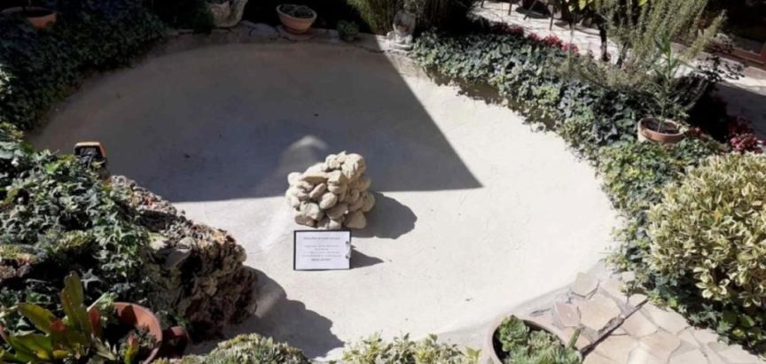 Doktor iz BiH u dvorištu zakopao kosti žrtve Srebrenice, pa na tom mjestu izgradio fontanu