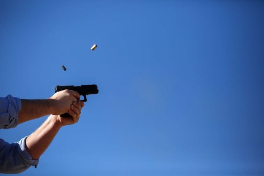 Policajac nadrogiran pucao iz službenog pištolja i prijetio kolegi