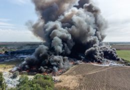VIDEO: Borba s velikim požarom u Osijeku, dim ide prema gradu