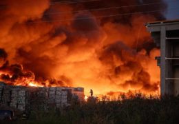 Veliki požar u tvornici u Osijeku, gori deponija plastike