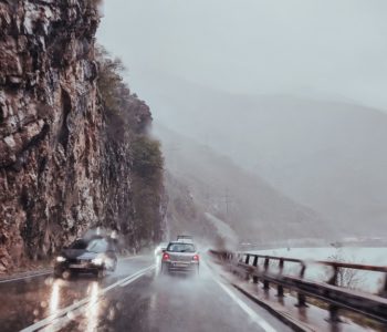 Zbog lokalnih padalina kolnici mjestimično mokri ili vlažni, oprez zbog magle i odrona