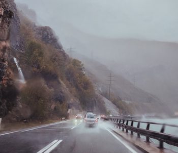 Obilne padaline u cijeloj BiH, ceste skliske i pune odrona