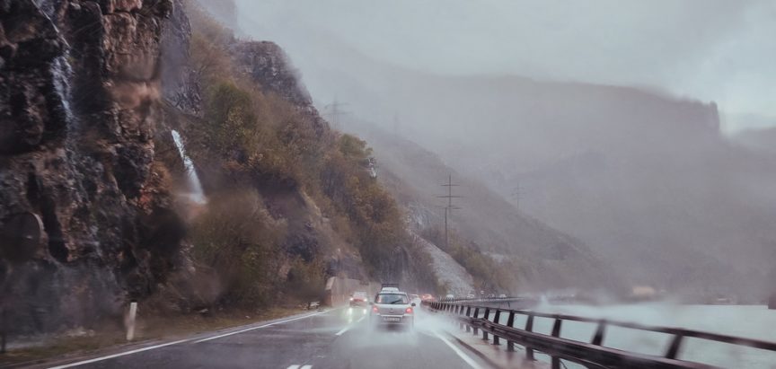 Obilne padaline u cijeloj BiH, ceste skliske i pune odrona