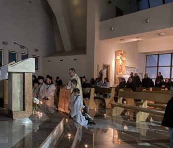 Mladi župe Uzdol organizirali euharistijsko klanjanje za mlade ramskih župa
