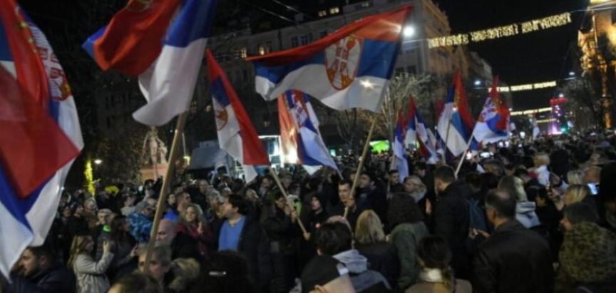 Kaos u Beogradu, oporba i građani pokušavaju da uđu u zgradu Skupštine grada