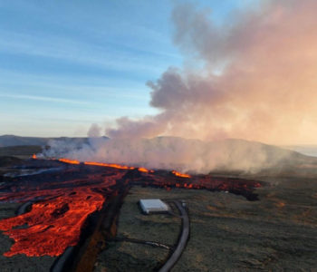 Lava guta grad na Islandu