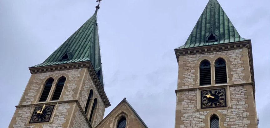 Otpala kazaljka sa sata na zvoniku katedrale u Sarajevu