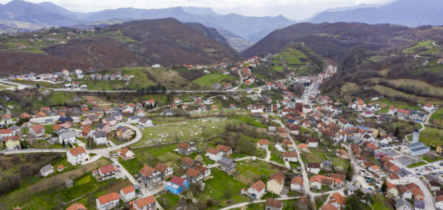 Na prodaju kuća i stan u Prozoru