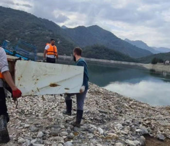 Volonteri pomažu u čišćenju Jablaničkog jezera