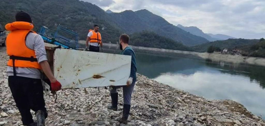 Volonteri pomažu u čišćenju Jablaničkog jezera