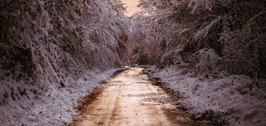 Mokar kolovoz, na dionicama u višim planinskim predjelima poledica, oprez zbog magle i odrona