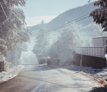 Slab snijeg i mokar kolnik usporavaju promet na pojedinim dionicama, oprez zbog magle i odrona