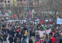 Deseci tisuća studenata prosvjeduju u Beogradu, sve centralne ulice blokirane