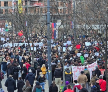 Deseci tisuća studenata prosvjeduju u Beogradu, sve centralne ulice blokirane