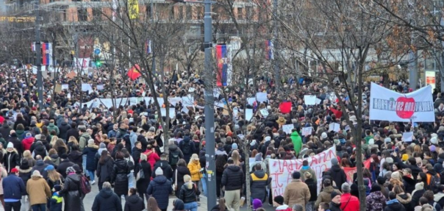 Deseci tisuća studenata prosvjeduju u Beogradu, sve centralne ulice blokirane