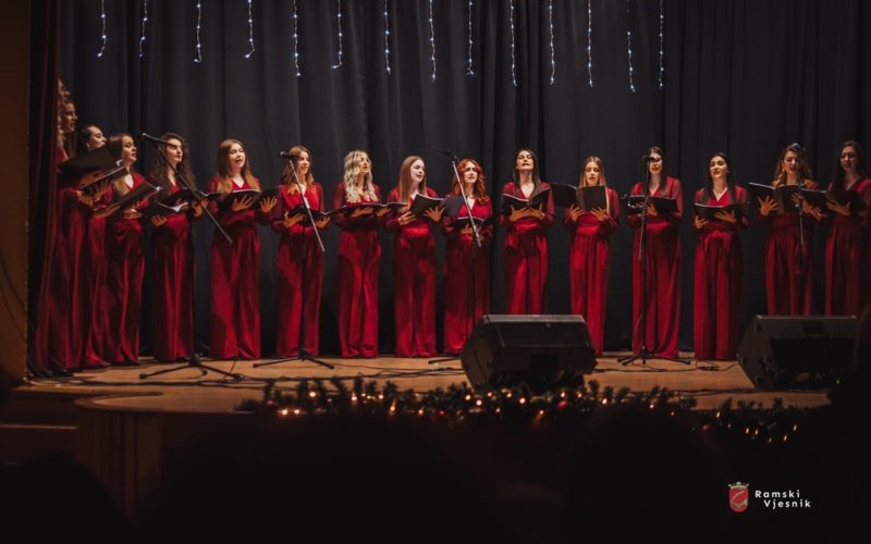 FOTO/VIDEO: Vokalna skupina “Fortissimo” i klapa “Grga” održali božićni koncert u Domu kulture