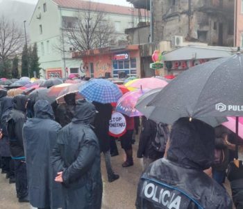 Čestitamo na kordonima policije koje ste poslali pred Skupštinu da vas brane od učiteljica