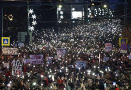 Na sinoćnjim demonstracijama u Beogradu okupilo se više od 100 tisuća građana