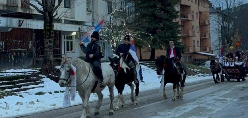 Srbi u Bosanskom Grahovu slavili Božić uz kokarde i zastave s mrtvačkim glavama