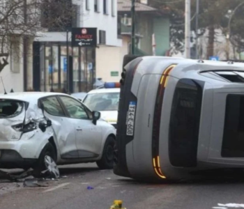 Izrešetao auto u Sarajevu na ulici, ranio jednu osobu pa se dao u bijeg