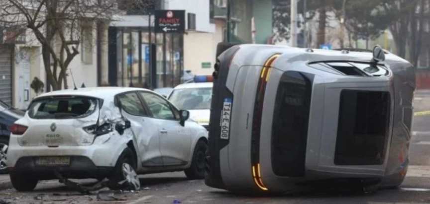 Izrešetao auto u Sarajevu na ulici, ranio jednu osobu pa se dao u bijeg