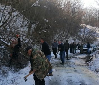 LJUBAV PREMA RODNOM MJESTU: Kućanci održali radnu akciju i druženje