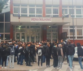 Učenici srednje škole prosvjeduju zbog zaključavanja vrata i preopširnog gradiva