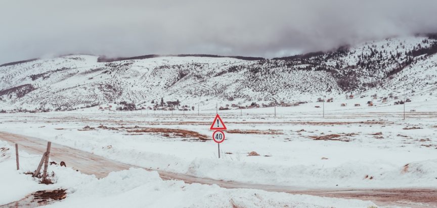 Promet otežan zbog snijega, probleme stvaraju i teretna i putnička vozila