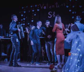 Maturanti još jednom priredbom ispunjenom glazbom, plesom, glumom i smijehom osvojili srce publike