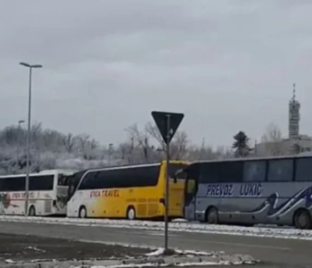 Kamenovan bus iz BiH na Vučićevom mitingu