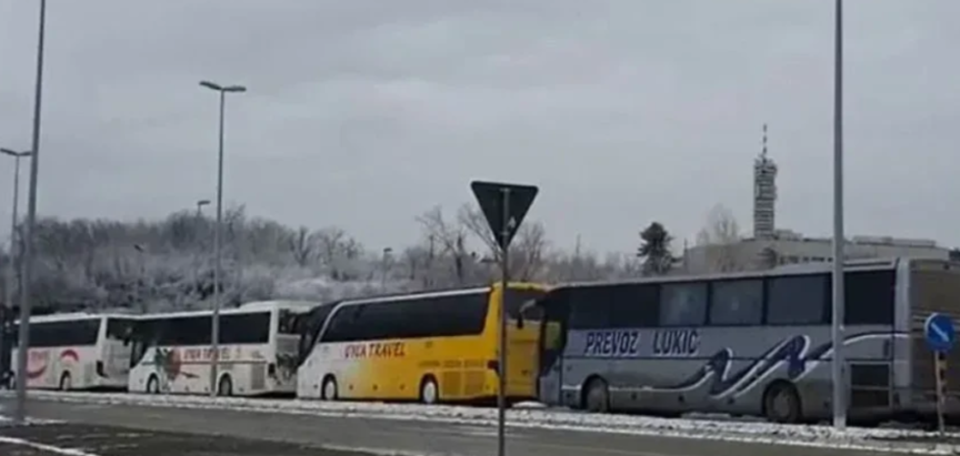 Kamenovan bus iz BiH na Vučićevom mitingu