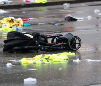 MÜNCHEN: Po tlu razbacane stvari, ljudi sjede i plaču