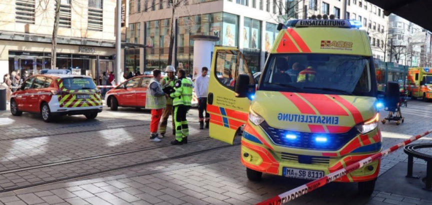 Crni terenac se zaletio u pješake u Mannheimu, najmanje dvoje mrtvih