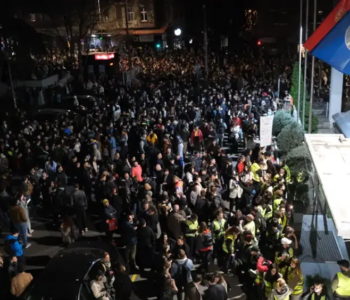 Studenti blokirali ulaz u Radio-televiziju Srbije, na njih nasrnula policija, na ulicama tisuće ljudi