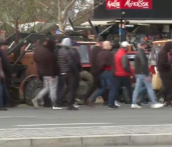 Troje ozlijeđenih nakon što je automobil naletio na prosvjednike u Srbiji