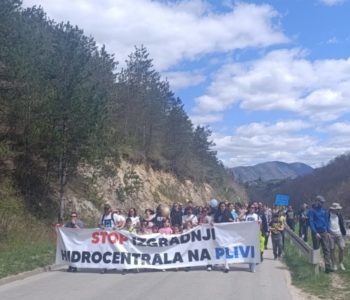 Održani protesti protiv izgradnje hidroelektrana na Plivi: “Nećemo dozvoliti pretvaranje rijeke u betonske nakaze”