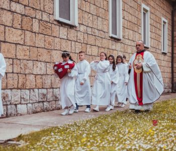 PRVA PRIČEST U ŽUPI GRAČAC: ‘Vjerujte da primate pravo Tijelo i Krv Kristovu i ubuduće budite s Kristom’