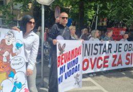 ZDRAVSTVENI DJELATNICI NA ULICI: “Bevanda – ni vino ni voda”