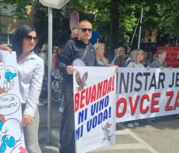 ZDRAVSTVENI DJELATNICI NA ULICI: “Bevanda – ni vino ni voda”