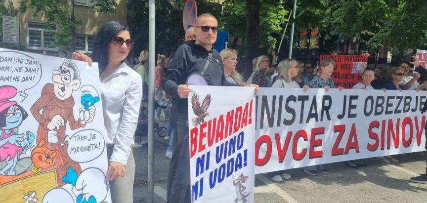 ZDRAVSTVENI DJELATNICI NA ULICI: “Bevanda – ni vino ni voda”