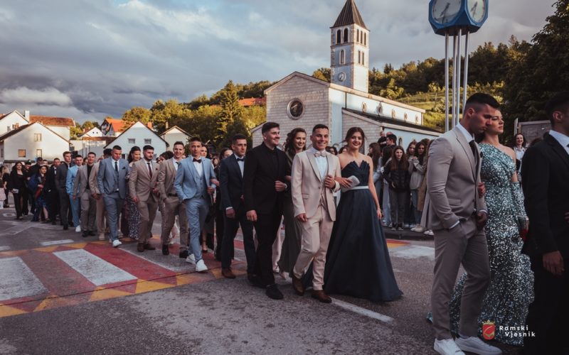 PROZOR: Maturalna svečanost uz defile mladosti i ljepote