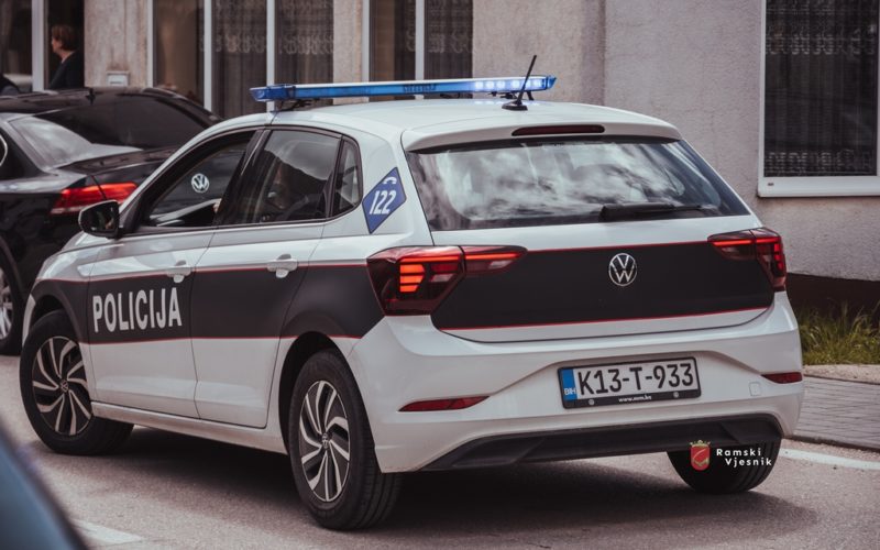 POLICIJSKO IZVJEŠĆE: Bludne radnje nad djetetom, pokazivao policiji srednji prst, psovke i vrijeđanje s terase kafića…