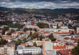 KAKO STOJE STRANKE U FBiH: SDA najbogatija, HDZ najviše zapošljava, SDP jedini u plusu, DF u potpunosti na proračunu