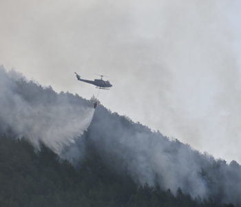 U pomoć gašenju požara iznad Podbora stigao helikopter Oružanih snaga BiH
