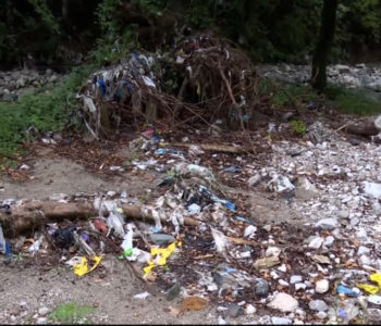 Uz Doljanku nakon poplava ostalo smeće, mještani ga ne mogu sami očistiti